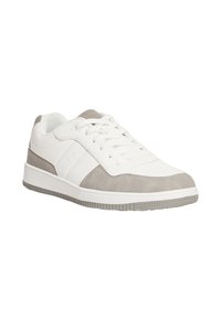 Sneaker bianco con accenti in suede grigio, punta rotonda, suola in gomma testurizzata e allacciatura tradizionale. Presenta dettagli perforati sui lati.