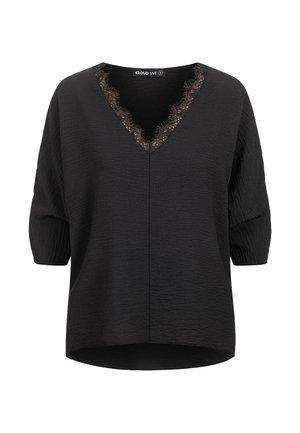 Svart blus med V-ringning och dekorativ spetskant, korta ärmar och en lätt rundad fåll. Texturerat tyg med avslappnad passform.