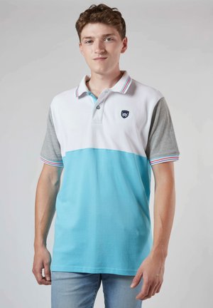 Polo shirt à col avec manches courtes, présentant une partie supérieure blanche, une partie inférieure turquoise et des manches grises. Les détails incluent des accents rayés et un logo.