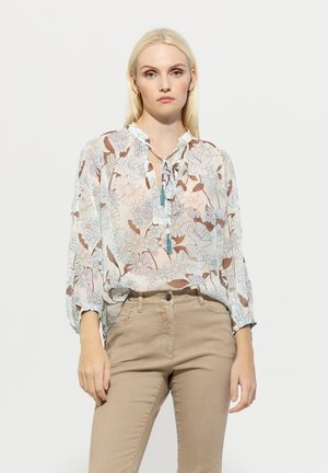 Leichte blumige Bluse mit einer Krawatten-Nackenöffnung, die ein Muster aus blauen und braunen Blumen auf einem hellen Hintergrund zeigt. Lange Ärmel und lockere Passform.
