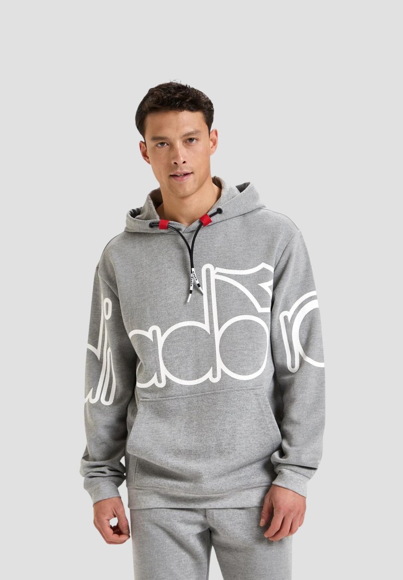 Felpa grigia realizzata in tessuto morbido, con un grande logo bianco sul davanti, cappuccio con cordini e dettagli rossi.