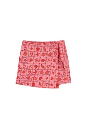 Rožinė sijono apvyniojimo su raudonos spalvos tinklelio raštu, kuriame pavaizduoti kriauklės, jūros žvaigždės, koralai ir omaro motyvai, surišta šone.