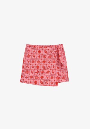 Rosa Wickelrock mit rotem Karomuster, verziert mit Muscheln, Seesternen, Korallen und Hummer-Motiven, seitlich gebunden.