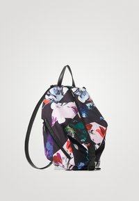 Sac à dos à motifs floraux noir avec des bretelles réglables. Fabriqué en tissu léger, il présente une fermeture à cordon et un détail de boucle.