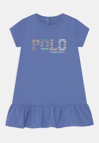 Niebieska sukienka o krótkim rękawie z falbanką, z wielokolorowym napisem "POLO" oraz "MADE WITH" w zabawnym, wzorzystym designie.