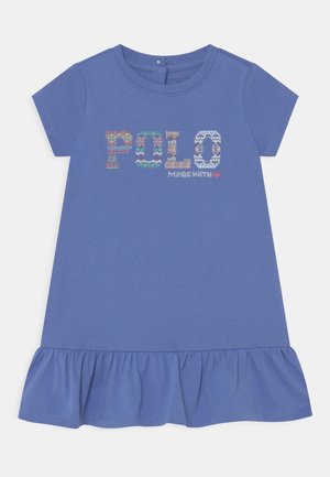Niebieska sukienka o krótkim rękawie z falbanką, z wielokolorowym napisem "POLO" oraz "MADE WITH" w zabawnym, wzorzystym designie.