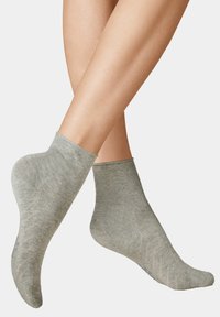 Hellgraue Knöchelsocken aus strukturiertem Material, mit verstärktem Fersen- und Zehenbereich sowie dezenten diagonalen Rippdetails.