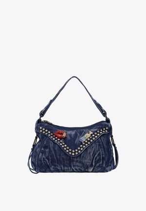 Denim håndtaske med en buet form, prydet med sølvnitter, røde læber og en blå flaske dekoration på forsiden. Justerbar rem.
