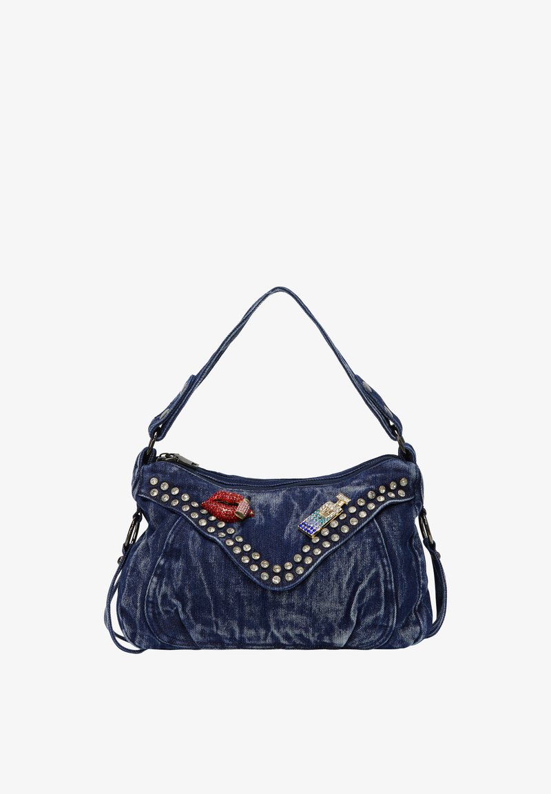 Denim-laukku, jossa on kaareva muoto, koristeltu hopeisilla napeilla, punaisilla huulilla ja sinisellä pullokoosteella edessä. Säädettävä hihna.