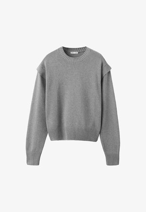Grå langærmet strikket sweater med ribstrikket rund halsudskæring, manchetter, kant og skulderdetaljer på hvid baggrund.