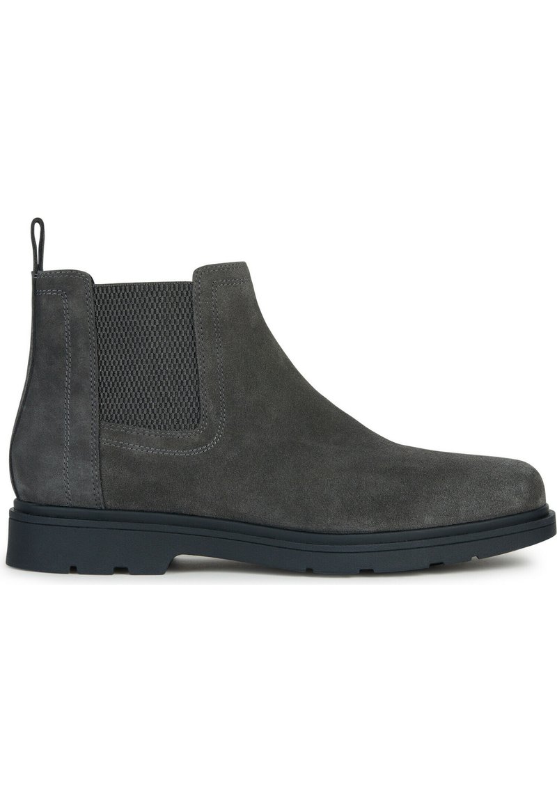 Graue Wildleder Chelsea-Stiefel mit elastischen Seitenpaneelen, einer Zuglasche und einer robusten schwarzen Gummisohle. Strukturiertes Finish und modernes Design.