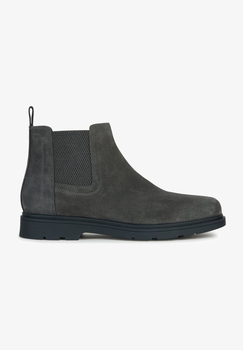 Graue Wildleder Chelsea-Stiefel mit elastischen Seitenpaneelen, einer Zuglasche und einer robusten schwarzen Gummisohle. Strukturiertes Finish und modernes Design.