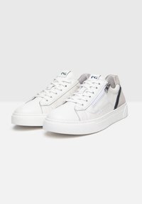 Baskets blanches en cuir avec une surface texturée, ornées d'accents bleu marine et gris, au design à lacets et avec un détail de fermeture éclair sur le côté.