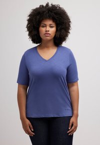 Korte mouwen T-shirt met V-hals in effen donkerblauw, gemaakt van zachte stof met een subtiele textuur; heeft een gestikte zin aan de zoom.