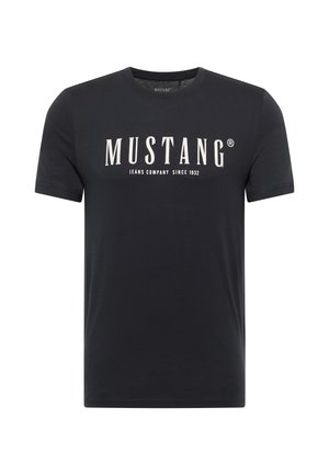 Maglietta in cotone nero con colletto rotondo e maniche corte, con la scritta bianca "MUSTANG JEANS COMPANY SINCE 1932" stampata sul davanti.