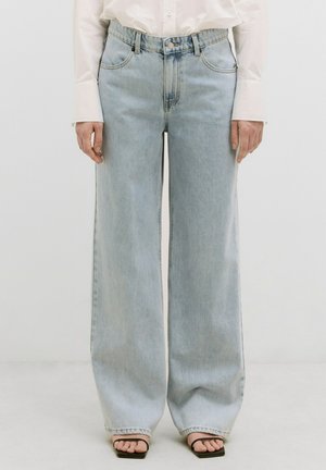 EDITED MALEAH - Flared Jeans - blue denim