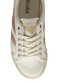 Sneaker en toile blanche avec des rayures beiges et marron, bout rond, surface texturée et logo de marque doré. Six œillets en métal pour les lacets.