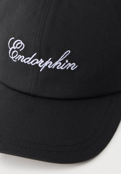 Μαύρο καπέλο μπέιζμπολ με λευκό κείμενο κεντημένο σε καλλιγραφικό στυλ, που γράφει "Condorphin" στην μπροστινή πλευρά.