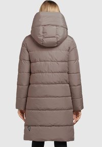 Cappotto imbottito marrone con colletto alto e cappuccio, con taglio dritto e cuciture orizzontali; include una toppa con logo nella parte inferiore.