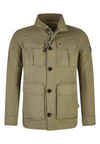 Veste vert olive en tissu léger, avec un col montant, plusieurs grandes poches et une fermeture à boutons à l'avant avec un logo subtil.