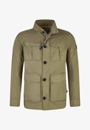 Veste vert olive en tissu léger, avec un col montant, plusieurs grandes poches et une fermeture à boutons à l'avant avec un logo subtil.