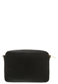 Borsa a tracolla in pelle nera con forma rettangolare, chiusura con zip e accessori in metallo dorato. Texture liscia, design minimal.