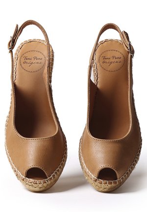 Esparteñas de piel marrón con punta abierta, diseño de talón al aire y suelas envueltas en yute. Presentan detalles de costura y un tacón plano.