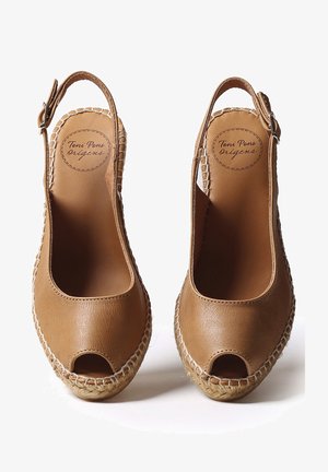 Esparteñas de piel marrón con punta abierta, diseño de talón al aire y suelas envueltas en yute. Presentan detalles de costura y un tacón plano.