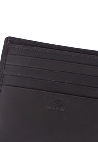 Schwarze Lederbörse mit mehreren Kartenfächern, dezentem Stitching und einem RFID-sicheren Emblem. Glatte Textur mit flachem Design.