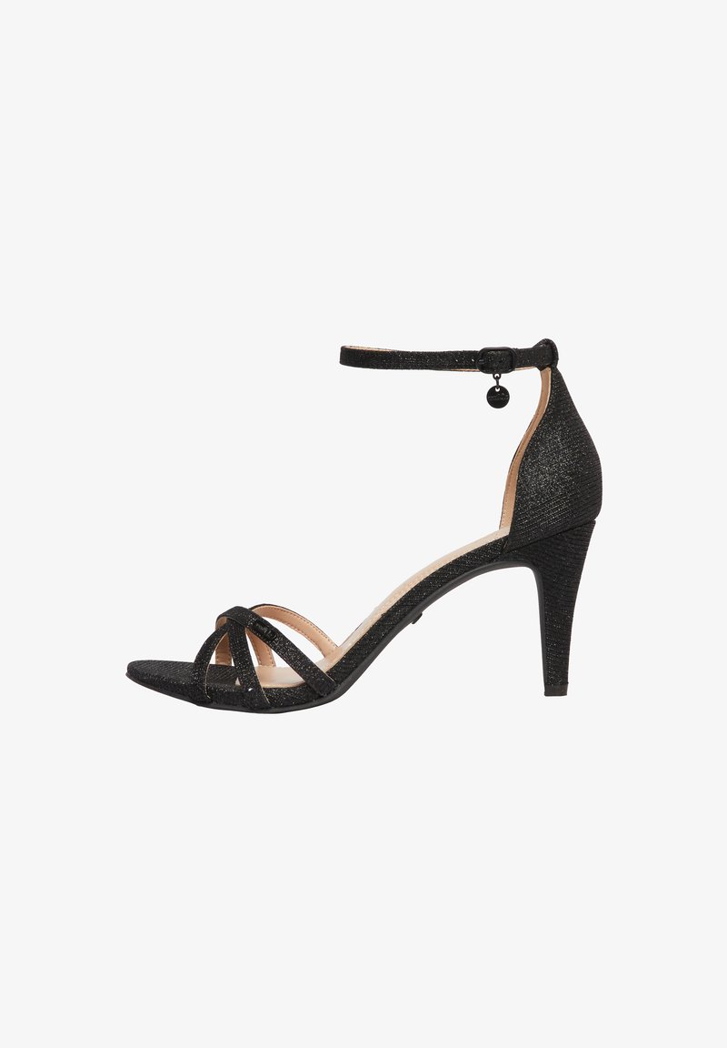 Czarna brokatowa sandałka na wysokim obcasie z paskiem wokół kostki, odkrytymi palcami oraz skrzyżowanymi paskami z przodu, widok z boku na białym tle.