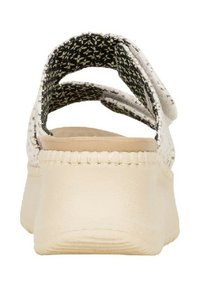 Vista trasera de una sandalia de color claro con tiras texturizadas y una suela redondeada. Material superior suave con un patrón interior en blanco y negro contrastante.