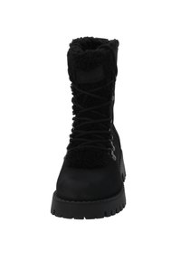 Czarne sznurowane botki z futrzanym wykończeniem i miękką teksturą. Posiadają wytrzymałą gumową podeszwę i lekko zaokrąglony nosek dla większego komfortu.