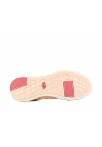 Semelle d'une chaussure avec un fond en caoutchouc rose pâle, un design texturé avec des découpes, des accents rouges et un bord extérieur blanc.