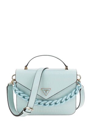 Sac à main bleu clair texturé avec poignée supérieure, bandoulière ajustable, détail chaîne épaisse et logo triangulaire Guess sur le rabat avant.