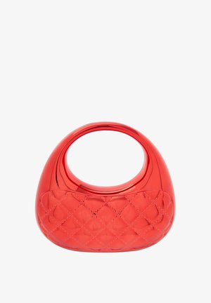 Rød plastik håndtaske med en rund top, quiltet tekstur i bunden og et cirkulært håndtag for nem bæring. Glat, blank finish.