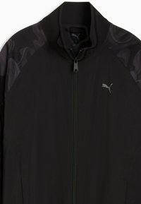 Μαύρο αθλητικό μπουφάν με ψηλό γιακά, πλήρες φερμουάρ μπροστά και διακοσμητικές ενθέσεις στους ώμους. Διαθέτει διακριτικό λογότυπο στο στήθος.