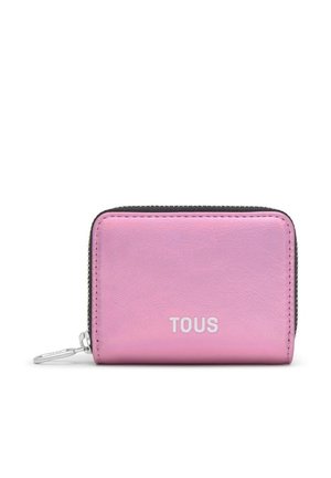 Cartera rosa TOUS con cremallera alrededor y tirador plateado, sobre un fondo blanco.