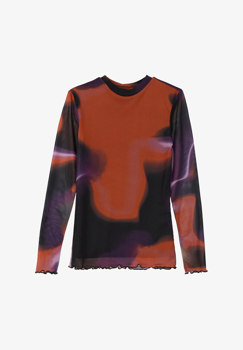 Pika-sleeve pluus oranžis, kus on lilla ja musta abstraktse mustriga. Omab ümmargust kaelust ja volangidega servi varrukatel ja alläärel.