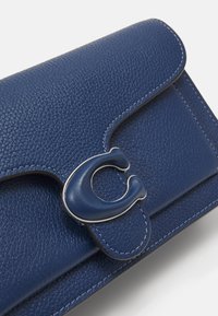 COACH COVERED CLOSURE TABBY CHAIN - Bandolera - deep blue