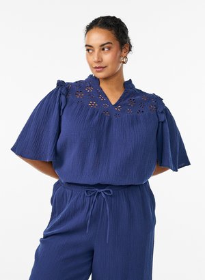 Zizzi MIT BRODERIE ANGLAISE UND 1/2-ÄRMELN - Blúzka - naval academy