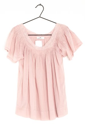 Ljusrosa blus med korta, puffade ärmar. Har en bred halsringning med broderade detaljer och rynkad tyg längs livstycket.