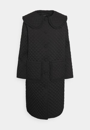 Long manteau matelassé noir avec grand col arrondi, boutons sur le devant, deux poches plaquées à l’avant et détails subtils de volants.