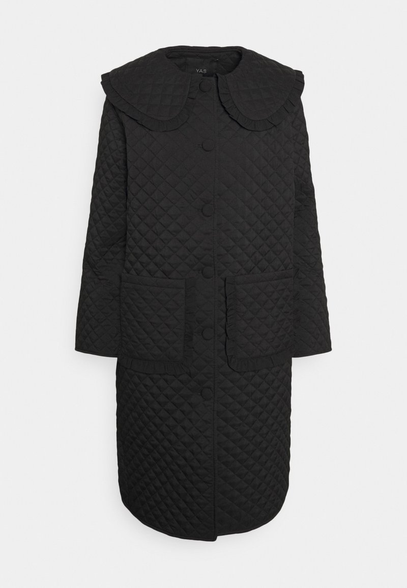 Long manteau matelassé noir avec grand col arrondi, boutons sur le devant, deux poches plaquées à l’avant et détails subtils de volants.