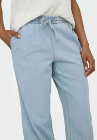 JDY JDYPENNY - Brīva piegriezuma džinsi - light blue denim