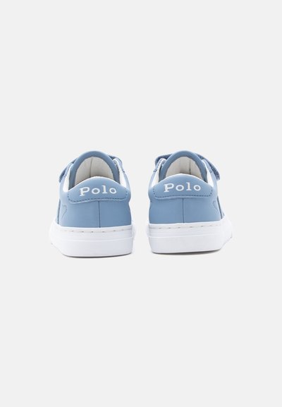 Ζευγάρι μπλε sneakers Polo με λευκές σόλες, που φαίνονται από πίσω, εμφανίζοντας το όνομα της μάρκας στις πίσω ταμπέλες.