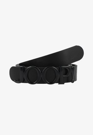 Ceinture en cuir noir avec de grandes lettres noires formant "JOOP!" comme boucle, enroulée avec une extrémité relevée sur un fond blanc.