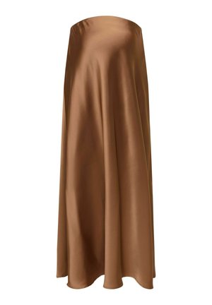 Pánt nélküli, padlót érő barna szatén ruha, sima textúrával és áramló sziluettel, fehér háttéren bemutatva.