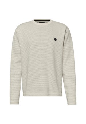 Maglione beige chiaro a maniche lunghe con sottili strisce orizzontali e un piccolo logo circolare nero sul petto sinistro.