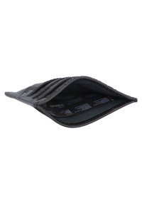 Portefeuille en cuir noir avec une surface texturée, comportant plusieurs emplacements pour cartes et une doublure en tissu. L'intérieur présente des détails imprimés.