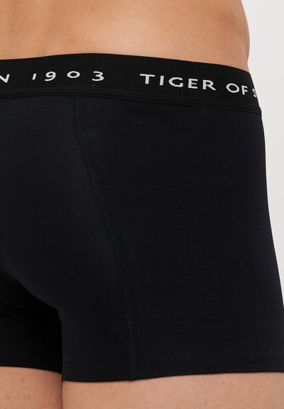 Crne bokserice od glatkog materijala s elastikusnim pojasom na kojem je u bijelom slovima ispisano "TIGER OF SWEDEN 1903".